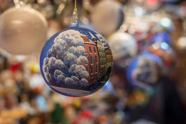 Bola pintada de azul colgando en un stand en un mercado de Navidad — Foto de Stock