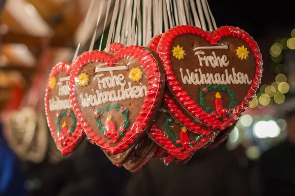 Счастливого Рождества, написанного на немецком языке на хлебных сердечках в Chr — стоковое фото