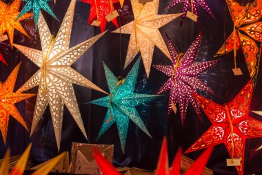 Farklı renkli Noel yıldızlara bir Noel pazarı