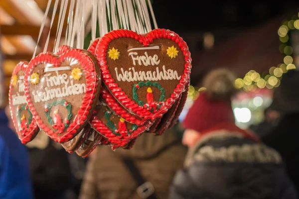 Merry Christmas, geschreven in het Duits op peperkoek hart op een Chr — Stockfoto