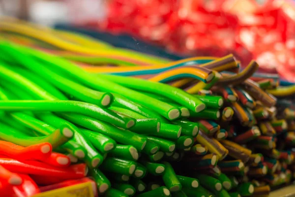 Dulces de diferentes colores en un mercado de Navidad —  Fotos de Stock