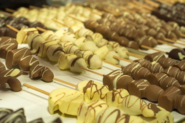 Doces coloridos diferentes em um mercado de Natal — Fotografia de Stock