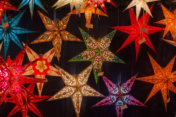 Estrelas de Natal coloridas diferentes em um mercado de Natal — Fotografia de Stock