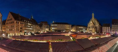 Nürnberg'deki Noel pazarı mavi saat sırasında Panoraması