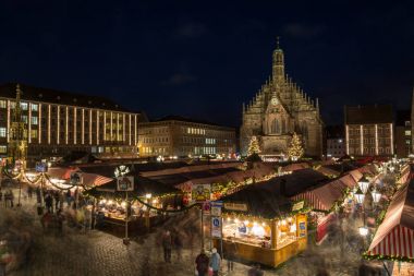 Nürnberg, Almanya - 12 Aralık 2017: Noel pazarı Nu içinde