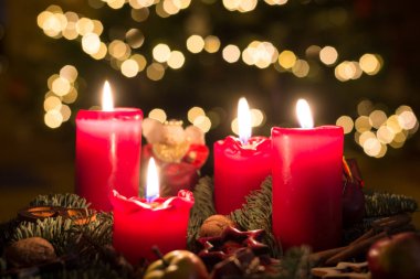 Advent çelenk ile tüm dört mum ile bulanık adam alev aldı.