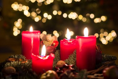 Advent çelenk ile tüm dört mum ile bulanık adam alev aldı.