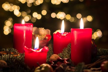 Advent çelenk ile tüm dört mum ile bulanık adam alev aldı.