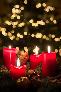 Advent çelenk ile tüm dört mum ile bulanık adam alev aldı.