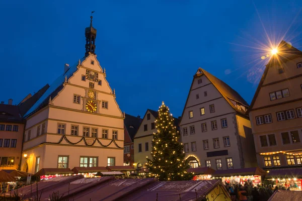 Julmarknad i Rothenburg ob der Tauber, Tyskland under blu — Stockfoto