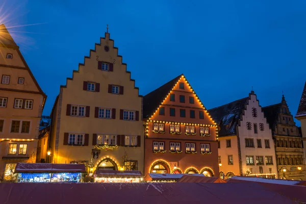 Marché de Noël à Rothenburg ob der Tauber, Allemagne pendant blu — Photo