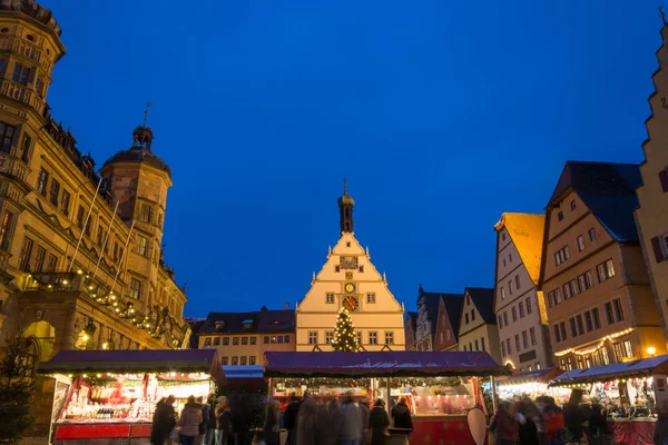 Mercado de Natal em Rothenburg ob der Tauber, Alemanha durante o blu — Fotografia de Stock