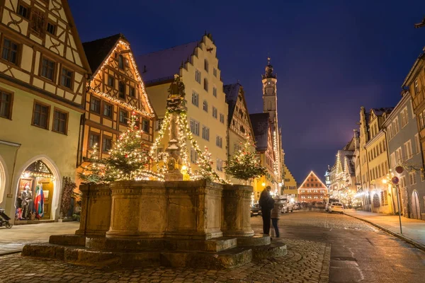 Festligt dekorerade fontän nära julmarknaden i a — Stockfoto