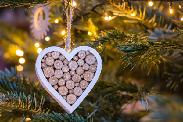 Dřevěné srdce ornament zavěšení na vánoční stromeček s víla lig — Stock fotografie