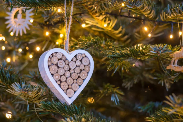 Dřevěné srdce ornament zavěšení na vánoční stromeček s víla lig — Stock fotografie