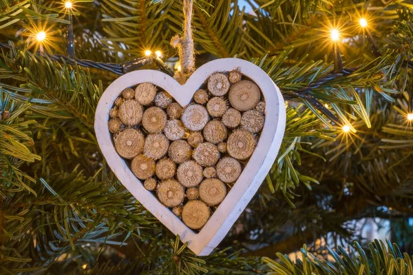 Dřevěné srdce ornament zavěšení na vánoční stromeček s víla lig — Stock fotografie