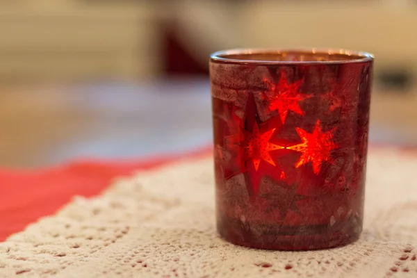 テーブルの上の赤茶光ガラス — ストック写真