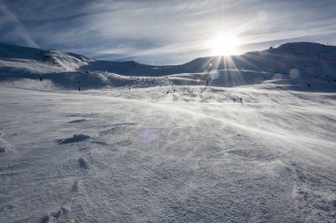 Kayak merkezinde Serfaus Fiss Ladis Aut içinde bir yamaç üzerinde güneş