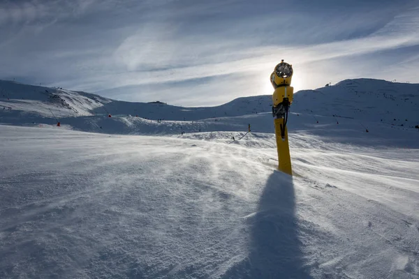 Canons à neige sur une pente dans la station de ski Serfaus Fiss Ladis à Austr — Photo
