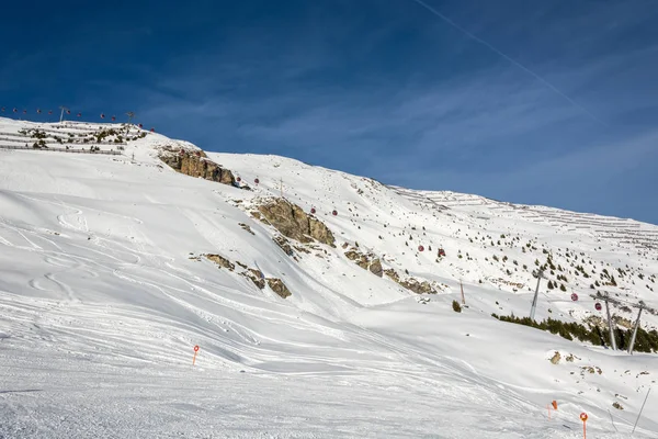 赤いゴンドラ セアファウス Fiss Ladis sn とオーストリアのスキー リゾート — ストック写真