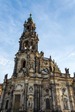 Gün batımında Dresden 'deki Elbe nehrinin yakınındaki Hausmannsturm Kulesi.