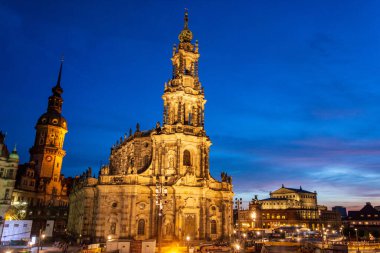 Dresden 'deki Elbe nehrinin kıyısındaki aydınlatma kulesinde.