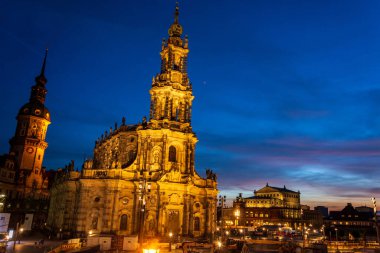 Dresden 'deki Elbe nehrinin kıyısındaki aydınlatma kulesinde.