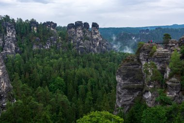 Sakson İsviçre 'de Dresden yakınlarında bulutlu ve sisli bir sürü kaya var.