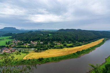 Elbe nehri Sakson İsviçre 'de Dresden yakınlarında bulutlu bir günde