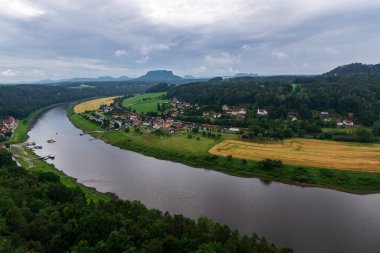 Elbe nehri Sakson İsviçre 'de Dresden yakınlarında bulutlu bir günde
