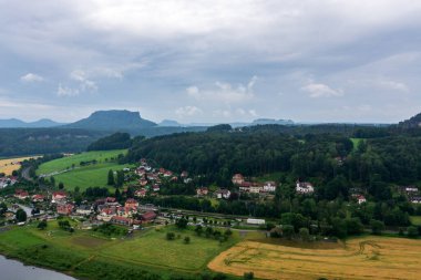 Elbe nehri Sakson İsviçre 'de Dresden yakınlarında bulutlu bir günde