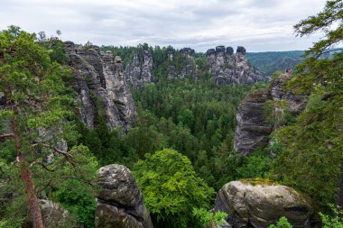 Sakson İsviçre 'de, bulutlu bir günde Dresden yakınlarında kaya oluşumları.