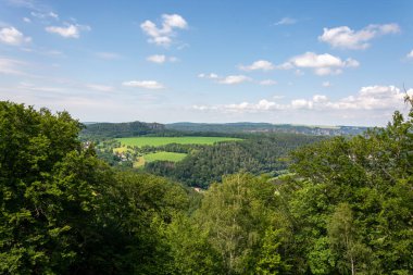 Güneşli bir günde Sakson İsviçre 'nin kaya oluşumu