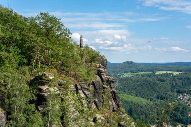 Güneşli bir günde Sakson İsviçre 'deki Lilienstein Dağı' nda bir dikilitaş.