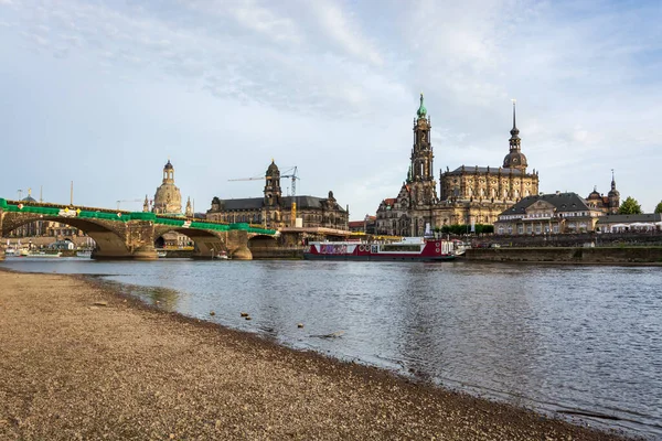 Flodsidan Dresden Med Tornet Hausmannsturm Och Floden Elbe Med Grus — Stockfoto