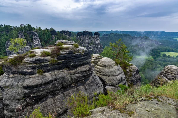 Sacco Rocce Nella Svizzera Sassone Vicino Dresda Con Nuvole Nebbia — Foto Stock