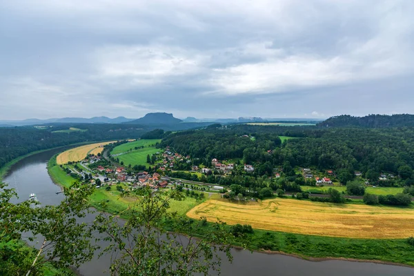 Elbe nehri Sakson İsviçre 'de Dresden yakınlarında bulutlu bir günde