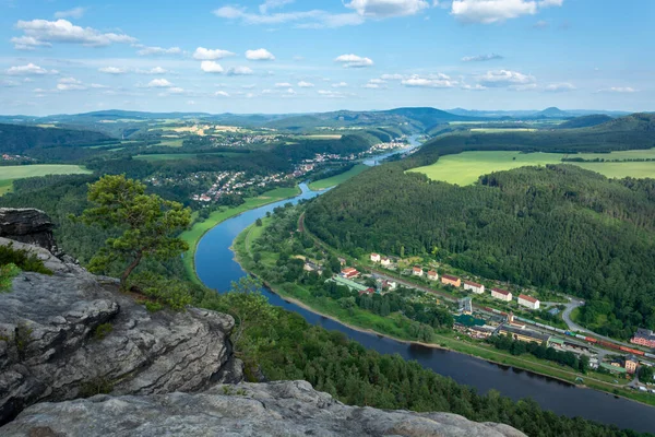 Elbe nehri, güneşli bir günde Lilienstein dağından görüldü.