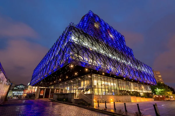 Birmingham 'ın aydınlık kütüphanesi ve ilginç mimarisi.