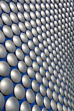 Birmingham 'daki mavi gökyüzü olan arena alışveriş merkezinin soyut cephesi.