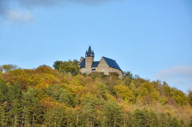 Spangenberg 'deki şato güneşli bir günde sonbaharda Almanya' nın Hesse eyaletinde yer alan bir dağdır.