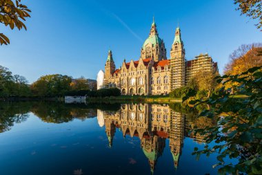Hanover Belediye Sarayı Sonbahar renkleriyle ve yansımalarıyla