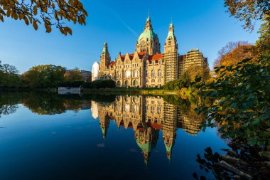 Hanover Belediye Sarayı Sonbahar renkleriyle ve yansımalarıyla