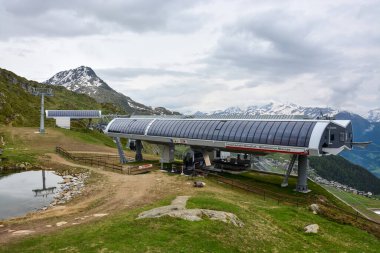Bettmeralp yakınlarındaki Gondol istasyonu Moosfluh ve İsviçre Alplerindeki Aletsch buzulu