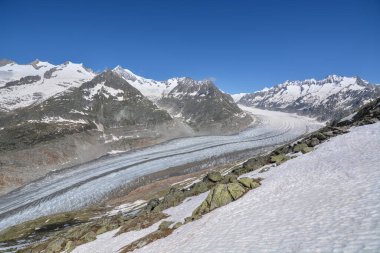 İsviçre Alplerinde Bettmeralp yakınlarındaki Aletsch buzulu güneşli bir günde ve mavi gökyüzünde