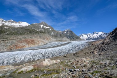 İsviçre Alplerinde Bettmeralp yakınlarındaki Aletsch buzulu güneşli bir günde ve mavi gökyüzünde