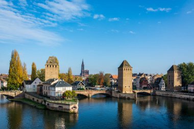 Strassbourg 'un ünlü eski kenti Petite France' ın sudaki yansımaları katedrali yansıtıyor.