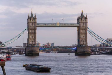 Londra 'daki Thames nehri üzerindeki ünlü Tower Köprüsü. Gün batımında.