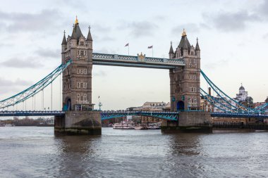 Londra 'daki Thames nehri üzerindeki ünlü Tower Köprüsü. Gün batımında.