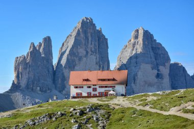 Meşhur dağlarda Dolomitlerde üç tepe önünde alp kulübesi olan Dreizinnenhuette.